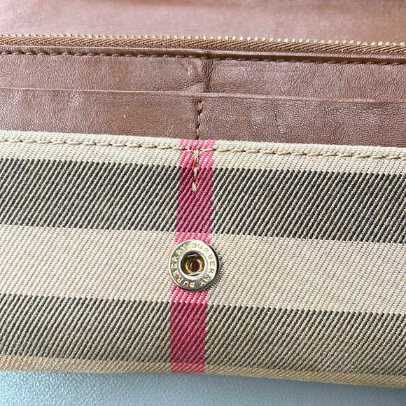 FANTASTIC CONDITION BURBERRY NOVA PLAID WALLET - Picture 4 of 9